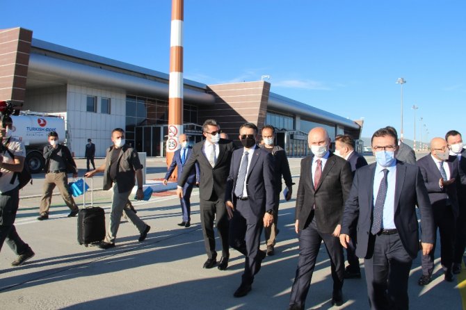 Bakan Karaismailoğlu Erzurum Havalimanı’nda İncelemelerde Bulundu