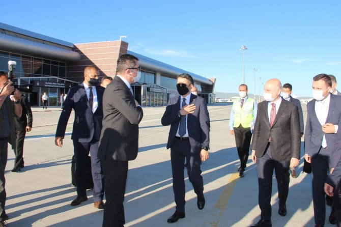 Bakan Karaismailoğlu Erzurum Havalimanı’nda İncelemelerde Bulundu