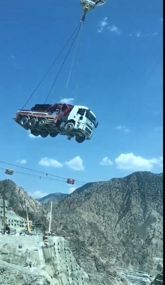Tonlarca Ağırlıktaki İş Makineleri Yusufeli Barajı İnşaatında Bir Yamaçtan Bir Yamaca Böyle Taşınıyor