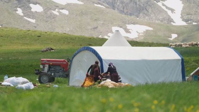 Minik Şirin’in Kuzuyla Aynı Bohçada Yolculuğu