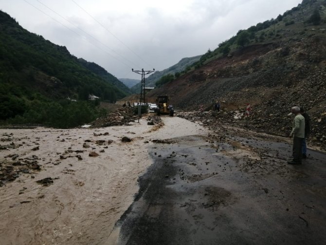 Giresun’da Sağanak Yağış Karayolunu Ulaşıma Kapattı