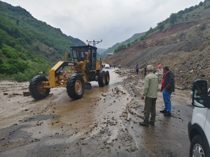 Giresun’da Sağanak Yağış Karayolunu Ulaşıma Kapattı