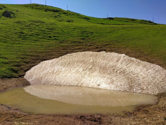 Tepkilerin Odağındaki Dipsiz Göl’de Karlar Eridikçe Su Seviyesi Yükseliyor