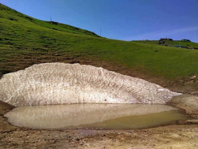 Tepkilerin Odağındaki Dipsiz Göl’de Karlar Eridikçe Su Seviyesi Yükseliyor