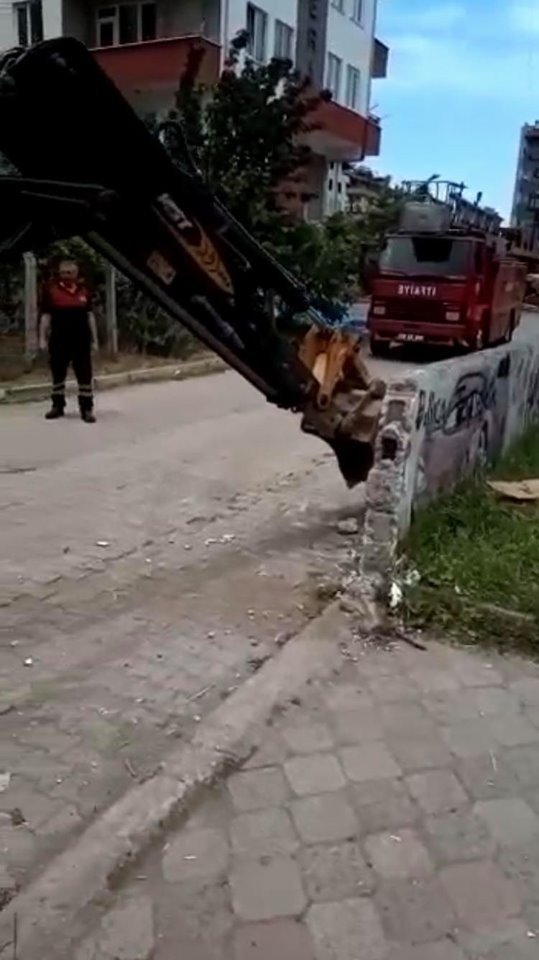 İş Makinesi İle Parkın Girişini Yıktılar, Ağaçta Mahsur Kalan Yavru Kargayı Kurtardılar