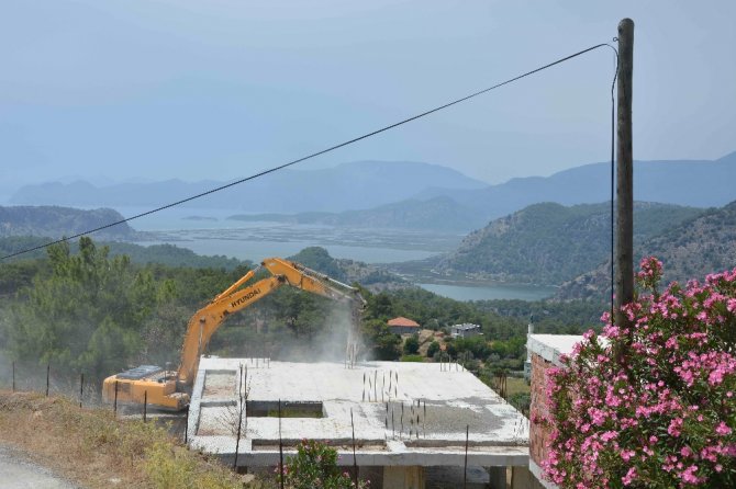 Dünyaca Ünlü Sahil Manzaralı İmara Aykırı Yapılar Yıkılıyor