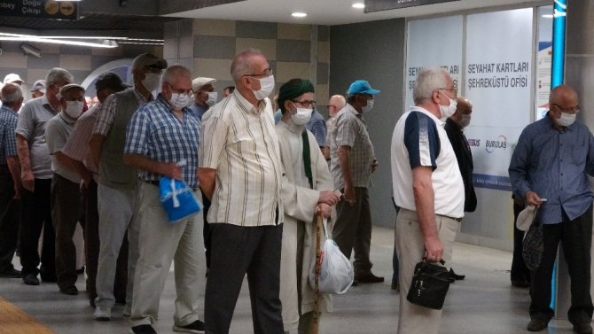 65 Yaş Üstünün Ücretsiz Ulaşım Çılgınlığı...uzun Kuyruklar Oluştu