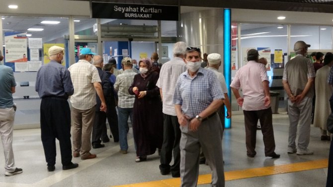 65 Yaş Üstünün Ücretsiz Ulaşım Çılgınlığı...uzun Kuyruklar Oluştu