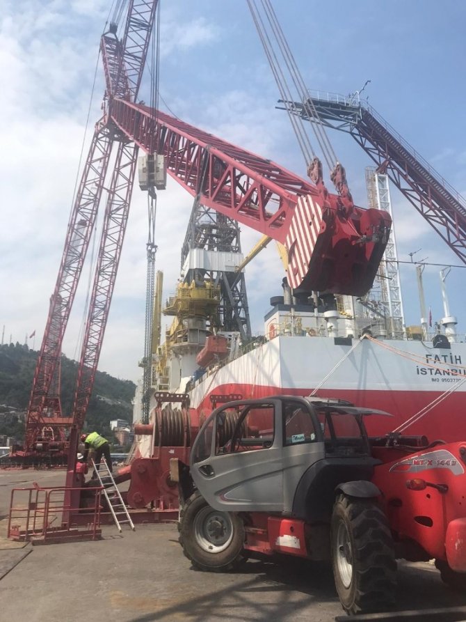 Fatih Sondaj Gemisi’nin Kulelerinin Montajı Tamamlandı, Dev Vincin Sökümüne Başlandı