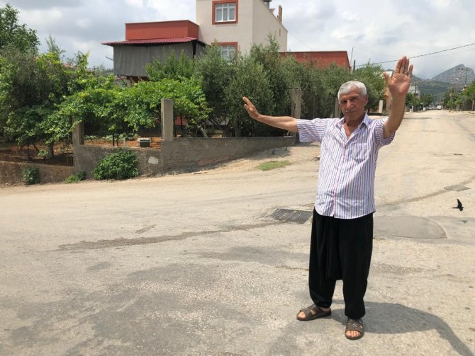 Herkes Deli Sanıyor Ama O Mahallenin Trafik Akışını Sağlıyor