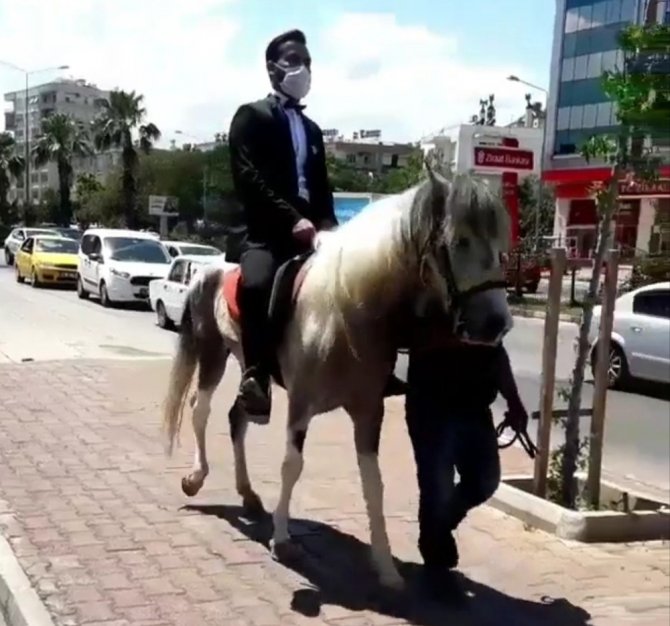 Gelin Ve Damadın Tercihi Lüks Araç Yerin Atlar Oldu