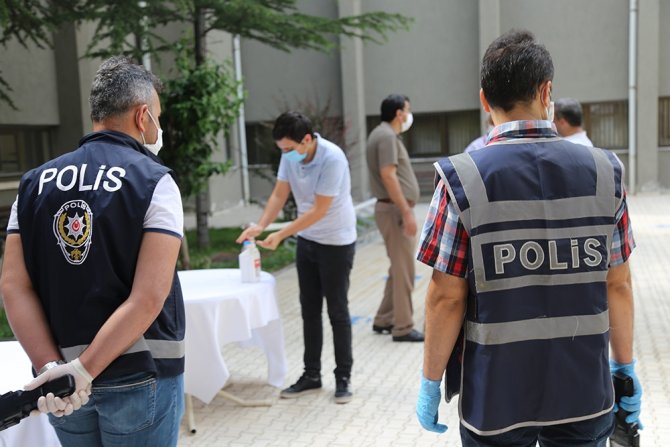 Korona Gölgesinde İlk Kapsamlı Sınav, Önlemler Dahilinde Başladı