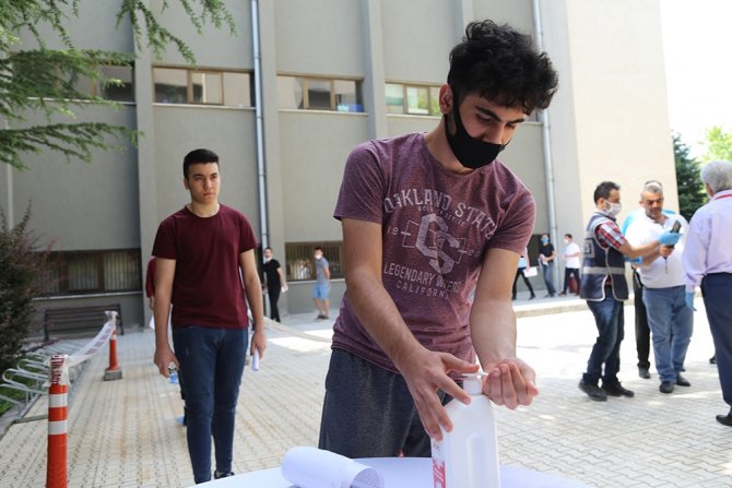 Korona Gölgesinde İlk Kapsamlı Sınav, Önlemler Dahilinde Başladı