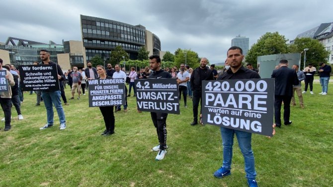 Almanya’da Davullu Zurnalı Protesto