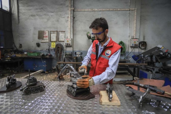 Atık Malzemelerden İş Makinesi, Tank, Uçak Ve Motor Maketleri Yaptı