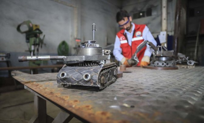 Atık Malzemelerden İş Makinesi, Tank, Uçak Ve Motor Maketleri Yaptı