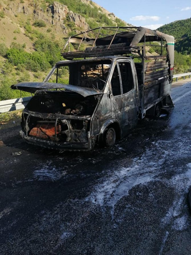 Talihsiz Sürücü Çaresizce Kamyonetinin Yanışını İzledi
