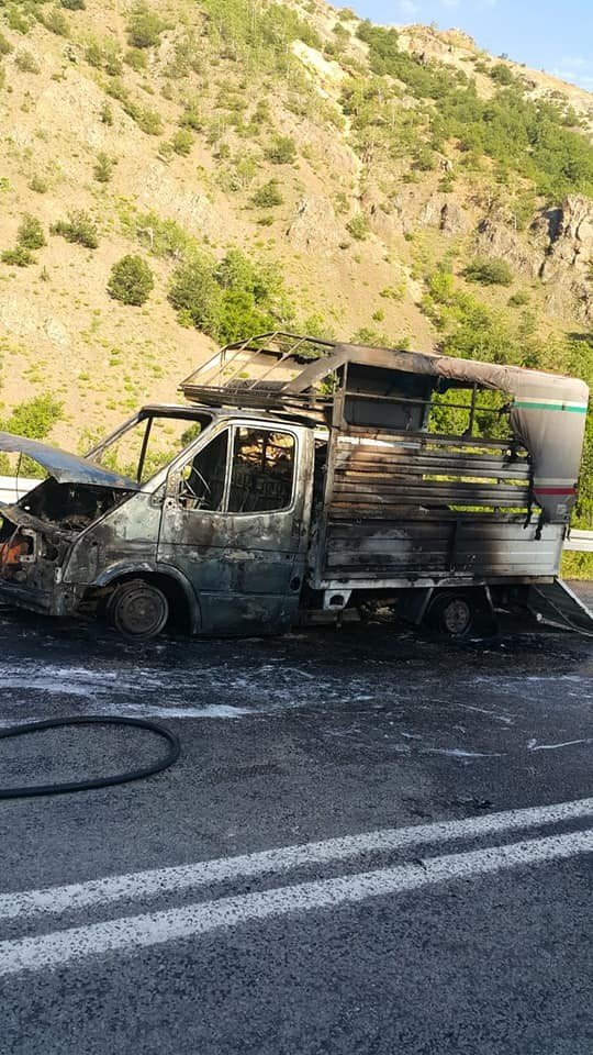 Talihsiz Sürücü Çaresizce Kamyonetinin Yanışını İzledi