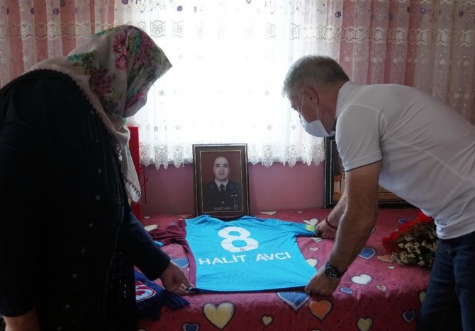 Trabzonspor Başkanı Ahmet Ağaoğlu Şehit Halit Avcı’nın Ailesini Ziyaret Etti