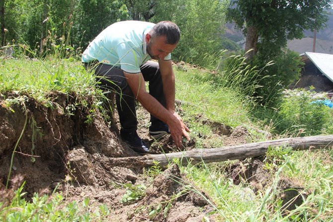 Bingöl’de Deprem Sonrası Oluşan Yarıklar Dikkat Çekti