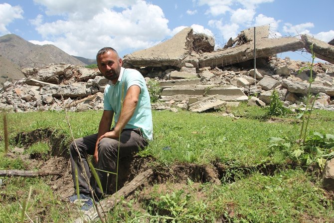 Bingöl’de Deprem Sonrası Oluşan Yarıklar Dikkat Çekti