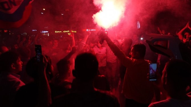Trabzonspor Taraftarı 23 Yıl Sonra Gelen Galibiyeti Kutladı