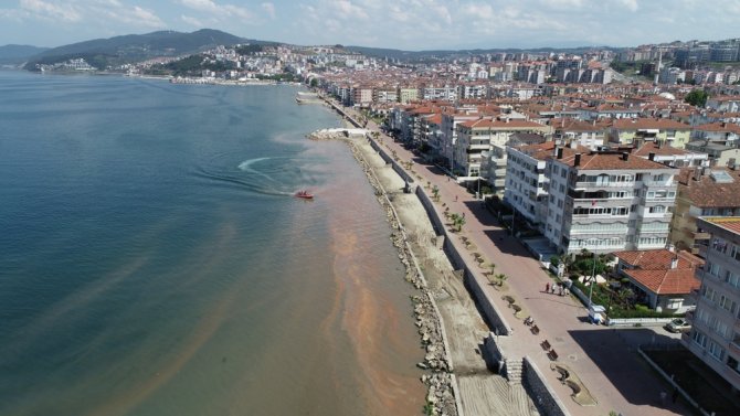Marmara Denizi Turuncuya Boyandı