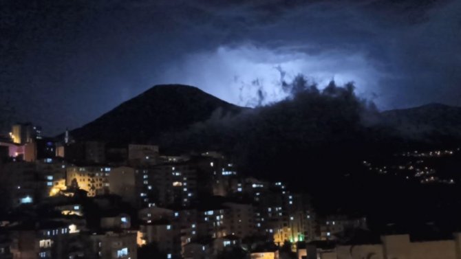Artvin’de Gök Gürültülü Gece! Yağmur Ve Dolu Etkili Oldu
