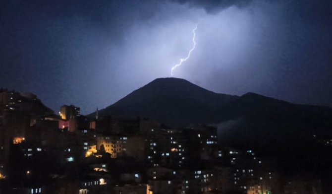 Artvin’de Gök Gürültülü Gece! Yağmur Ve Dolu Etkili Oldu
