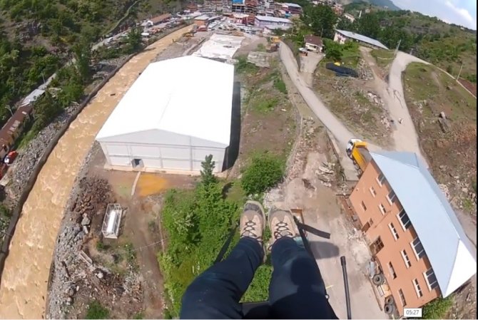 İrtifa Kaybeden Paraşütçü Bir Fabrikanın Çatısına İndi
