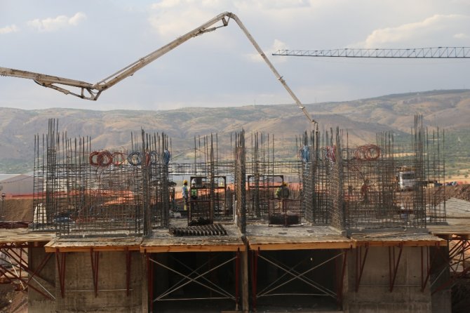 Bakan Kurum Elazığ’da, Yapımı Süren Deprem Konutlarını İnceledi