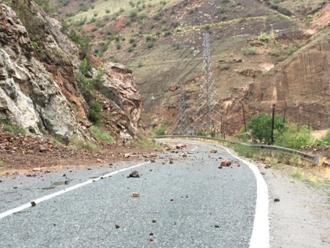 Artvin-erzurum Karayolu Heyelan Nedeniyle Ulaşıma Kapandı