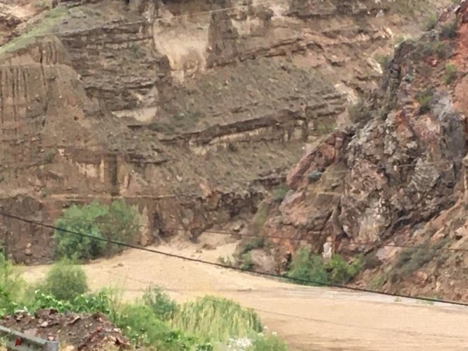 Artvin-erzurum Karayolu Heyelan Nedeniyle Ulaşıma Kapandı