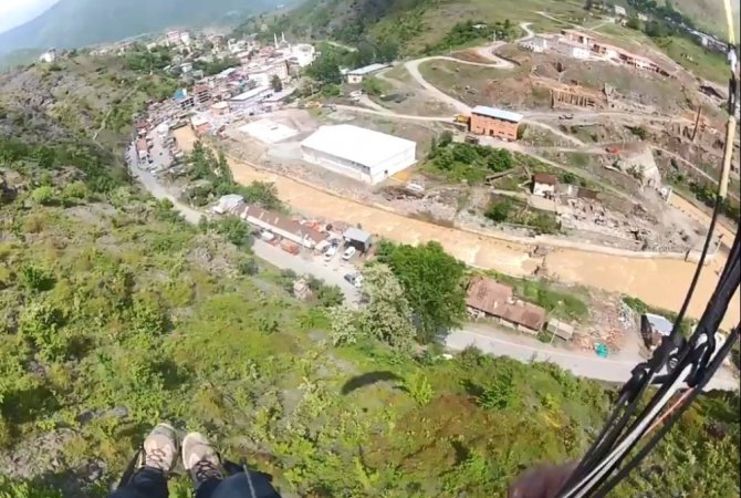 Artvin’de Bir Paraşütçü İrtifa Kaybedince Bir Fabrikanın Çatısına İndi