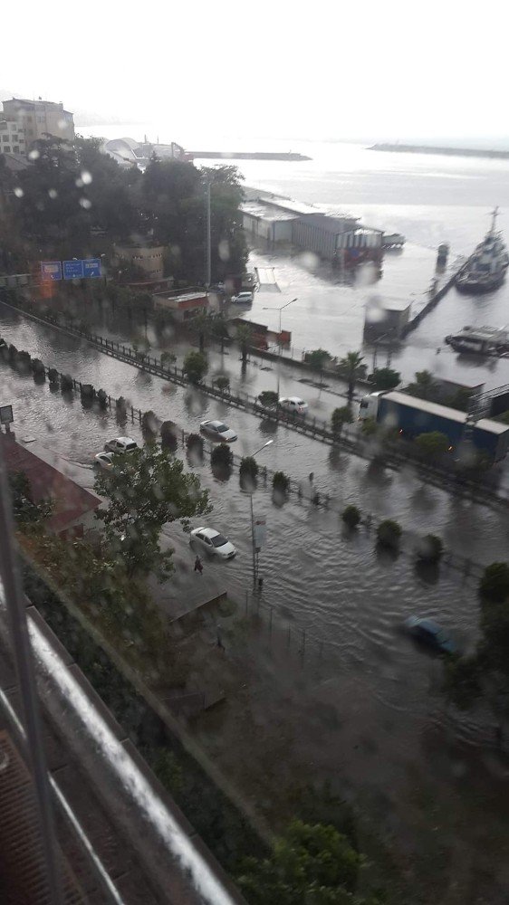 Giresun’da Şiddetli Yağış Sonrası Karadeniz Sahil Yolu Göle Döndü