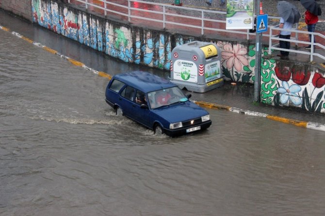Karadeniz Sahil Yolu Göle Döndü, Sürücüler Zor Anlar Yaşadı