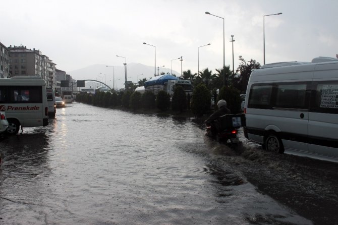 Karadeniz Sahil Yolu Göle Döndü, Sürücüler Zor Anlar Yaşadı