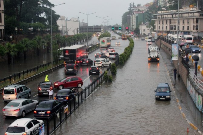 Karadeniz Sahil Yolu Göle Döndü, Sürücüler Zor Anlar Yaşadı