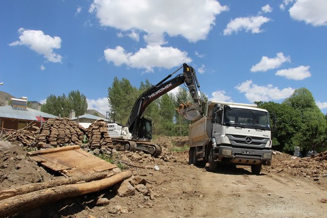Bingöl’de Deprem Bölgesinde Enkaz Kaldırma Çalışması Sürüyor
