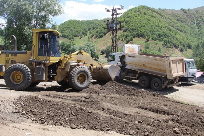 Bingöl’de Deprem Bölgesinde Enkaz Kaldırma Çalışması Sürüyor