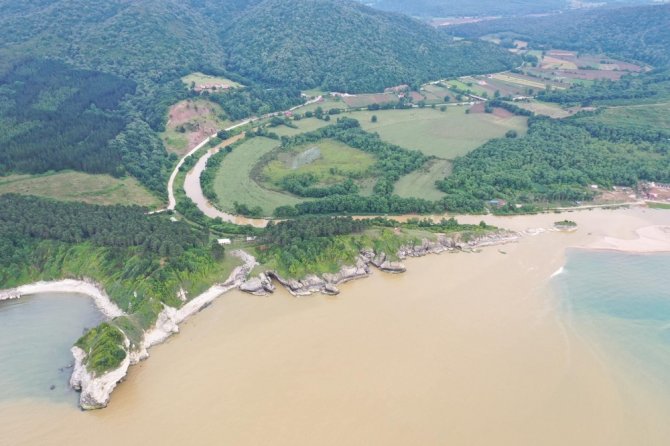 Sel Suları Karadeniz’i Kahverengiye Bürüdü