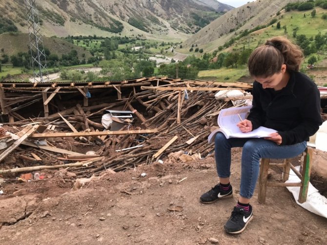 Depremde Ölümden Saniyelerle Kurtuldu, Şimdi Çadırda Üniversiteye Hazırlanıyor