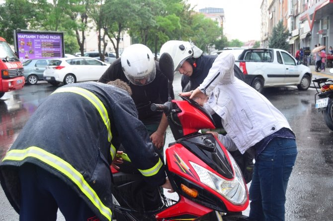 Görenler İnanamadı: Motosikletin İçinden Engerek Yılanı Çıktı