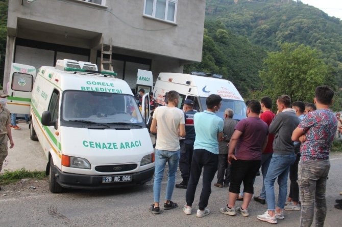 İntihar Etmeden Önce Karısını Birçok Yerinden Bıçaklayarak Öldürmüş
