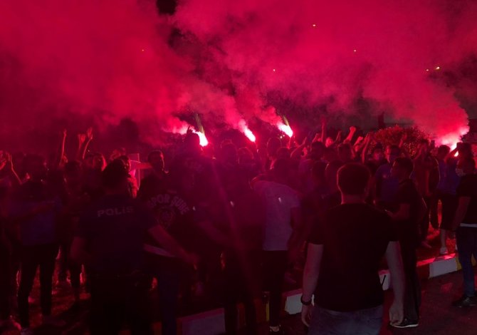 Trabzonspor Taraftarı Takımını Coşkuyla Karşıladı