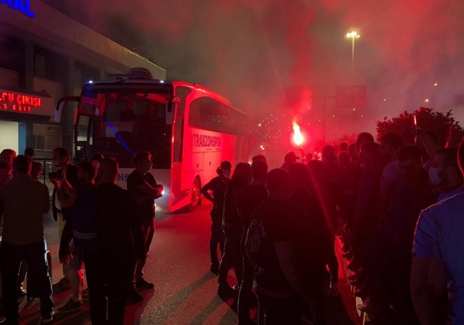 Trabzonspor Taraftarı Takımını Coşkuyla Karşıladı