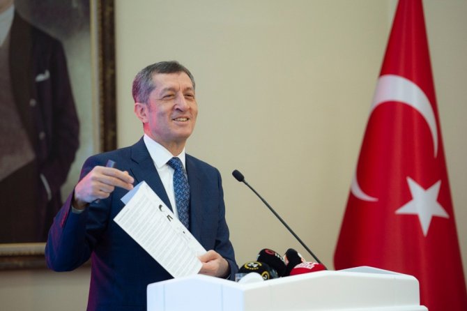Bakan Selçuk, İlkokul Düzeyinde Hazırlanan "Arkadaş" Adlı Yaz Tatili Kitabını Tanıttı