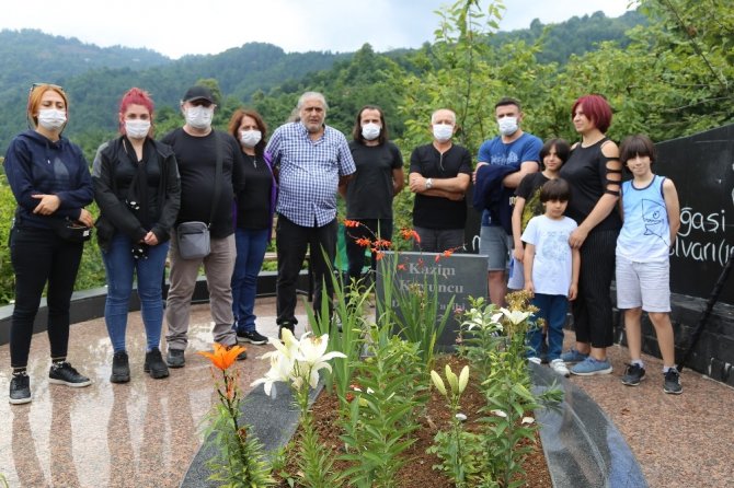 ’Şair Ceketli Çocuk’ Kazım Koyuncu Ölümünün 15. Yılında Mezarı Başında Anıldı
