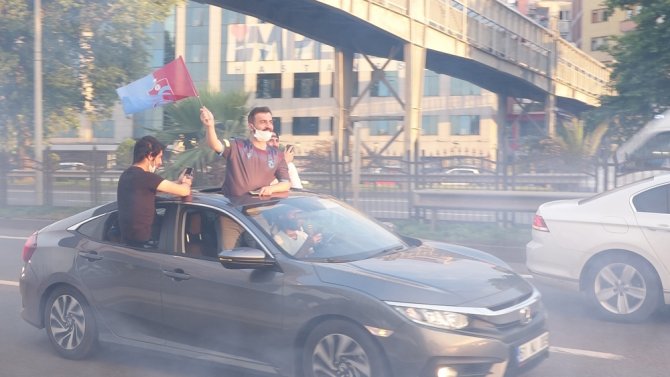 Trabzonspor Taraftarı Takımını Şampiyon Gibi Uğurladı