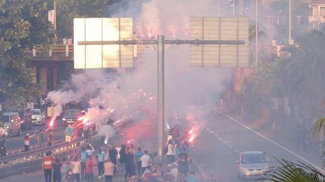 Trabzonspor Taraftarı Takımını Şampiyon Gibi Uğurladı